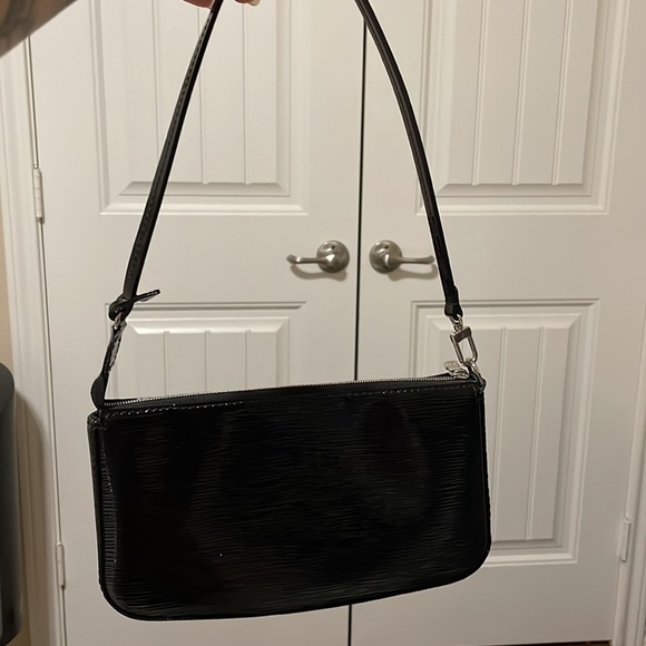 Louis Vuitton Black Shoulder Bag - Picture 2 of 7